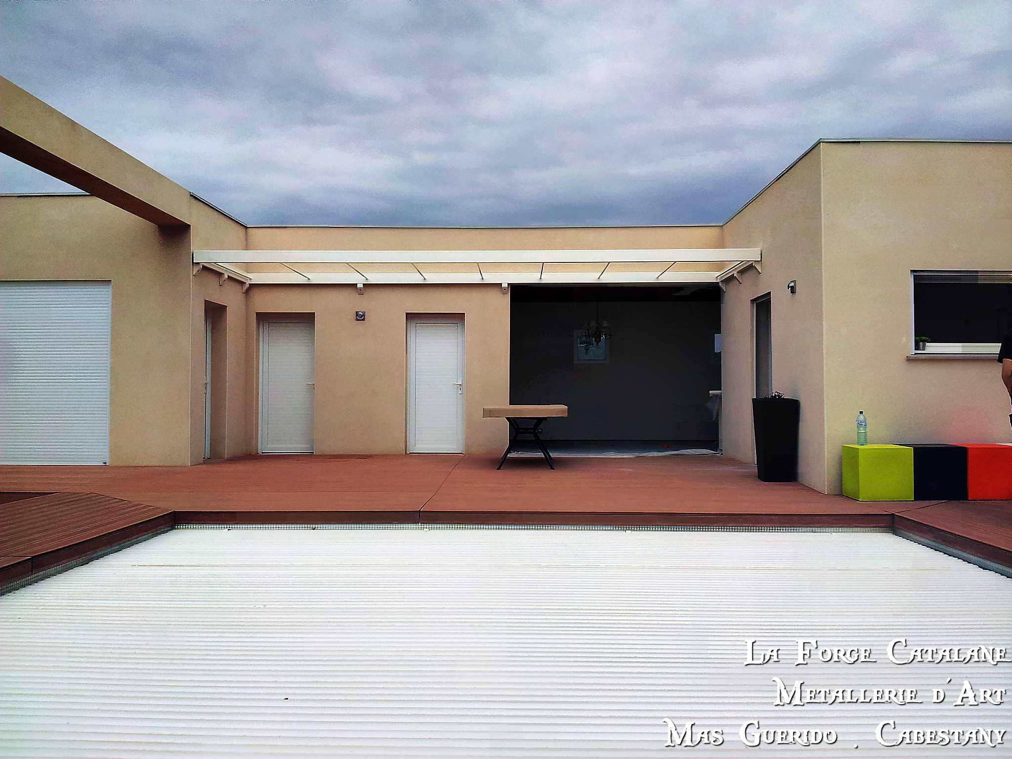 pergola moderne tube fer montage sur corbeaux Forge Catalane Cabestany.jpg